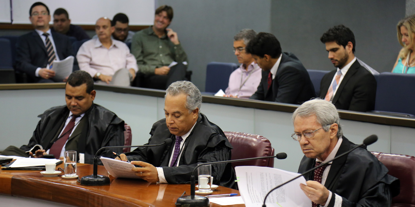 O conselheiro Gilberto Diniz (centro) foi o relator do processo (Foto: Karina Camargos)